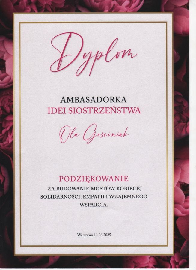 Dyplom Ambasadorki Idei Siostrzeństwa dla Oli Gościniak za budowanie kobiecej solidarności i wzajemnego wsparcia