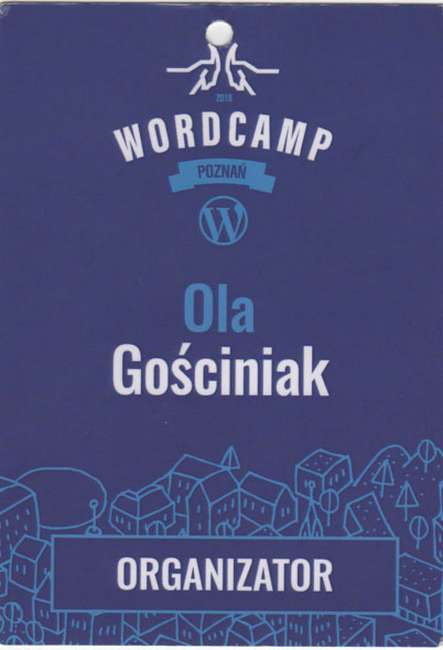 Identyfikator Oli Gościniak jako współorganizatorki WordCamp Poznań 2018