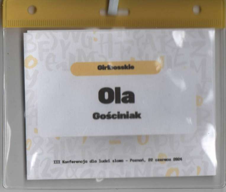 Identyfikator Oli Gościniak reprezentującej GIRLBOSSKIE podczas konferencji w Poznaniu – Konferencja Ludzi Słowa Ewy Popielarz
