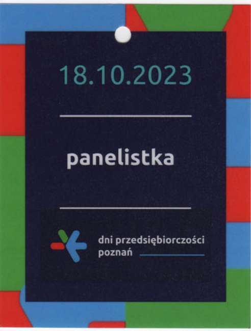 Identyfikator Oli Gościniak, panelistki Poznańskich Dni Przedsiębiorczości 2023 w dyskusji „Kompetencje nie mają płci. Kobiety ekspertki”