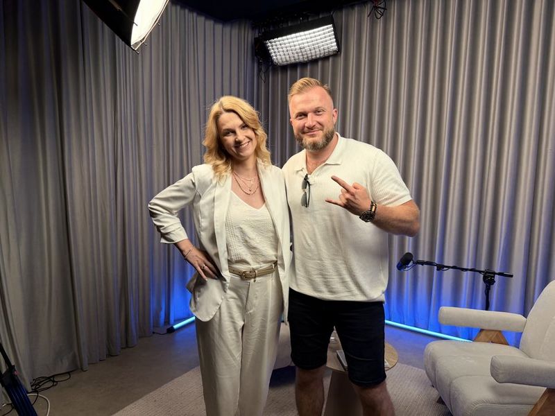 Ola Gościniak z gościem Adrianem Gorzyckim po nagraniu podcastu „Ola Gościniak dla przedsiębiorczych”