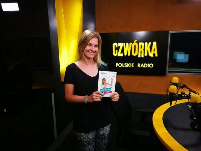 Ola Gościniak w studiu Polskiego Radia Czwórka z książką „Bądź Online” podczas wywiadu w 2018 roku