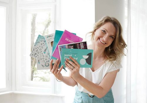 Ola Gościniak prezentująca własne książki, planery, raporty i magazyn GIRLBOSSKIE