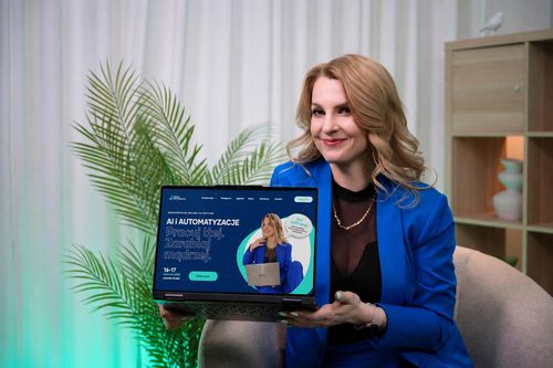 Ola Gościniak prezentująca na laptopie konferencję online „AI i automatyzacje”
