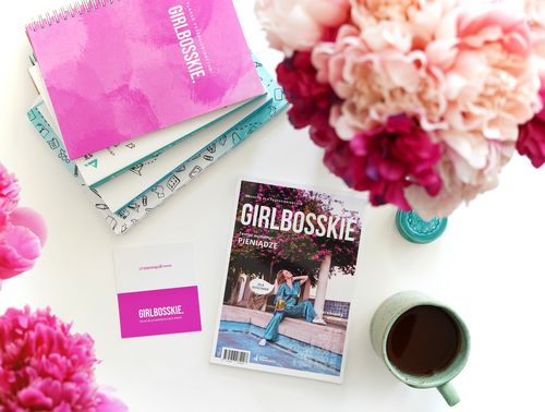 Magazyn GIRLBOSSKIE, notesy i materiały marki ułożone na stole