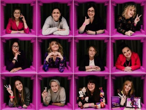 Przedsiębiorczynie ze społeczności Paczka Girlbosskich pozujące w różowych boksach