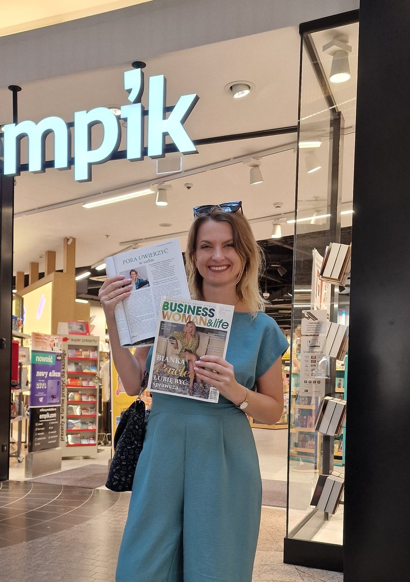 Ola Gościniak w Empiku z magazynem Business Woman & Life i publikacją „Pora uwierzyć w siebie”
