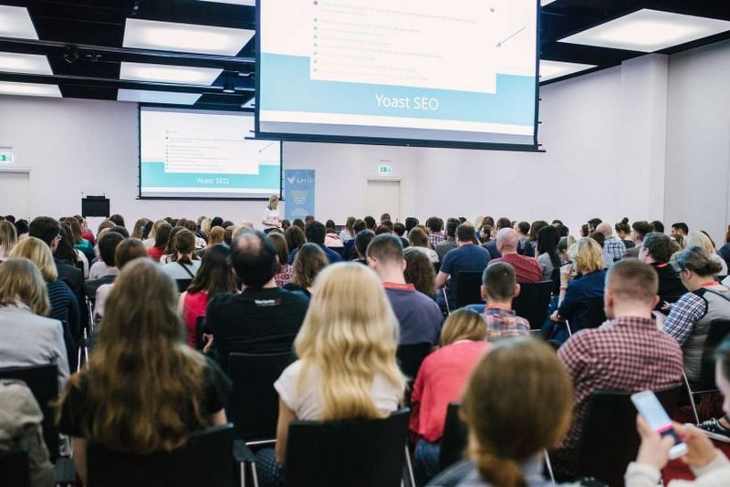 Ola Gościniak prowadzi prelekcję o WordPressie i wtyczkach podczas Blog Conference Poznań 2018