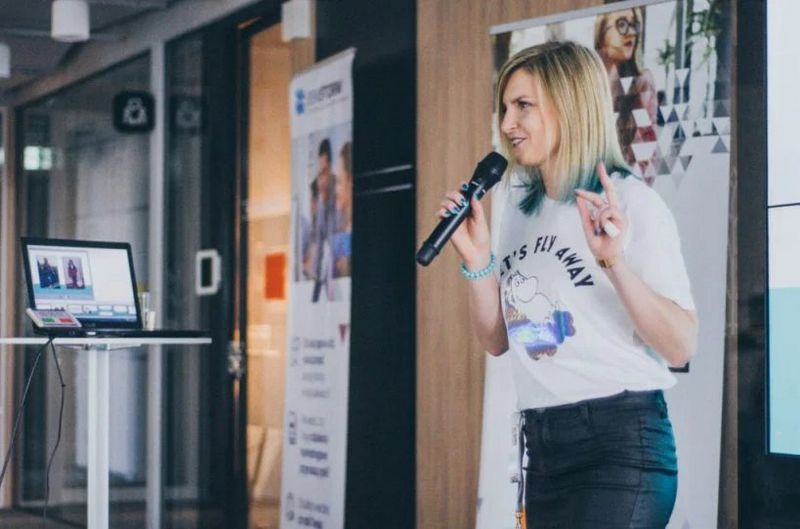 Ola Gościniak podczas prelekcji o budowaniu zaangażowanej społeczności i promocji w social mediach na Affiliate Days Ceneo.pl 2018