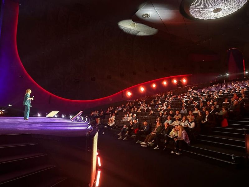 Ola Gościniak podczas prelekcji „Jak w pół roku w 2023 przebiłam zeszłoroczny przychód” na Ecommerce.pl Event 2023 w Warszawie