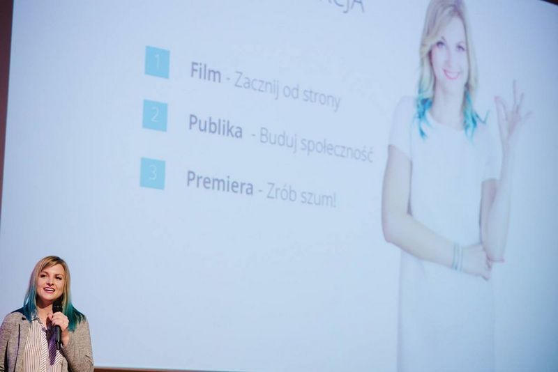 Ola Gościniak podczas prelekcji „Jak wydałam w 3 miesiące książkę…” na VII Gali Kobiecych Inspiracji w Gdyni w 2018 roku