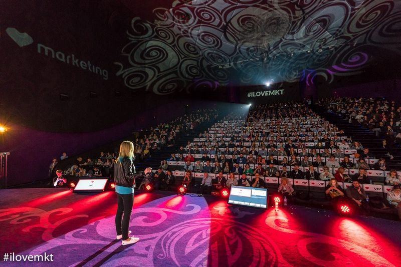 Ola Gościniak podczas prelekcji „5 kroków na budowanie zaangażowanej społeczności w social mediach” na I Love Marketing 2018