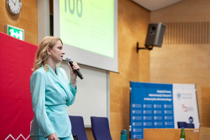 Ola Gościniak z mikrofonem podczas Influencers Live Wrocław 2026