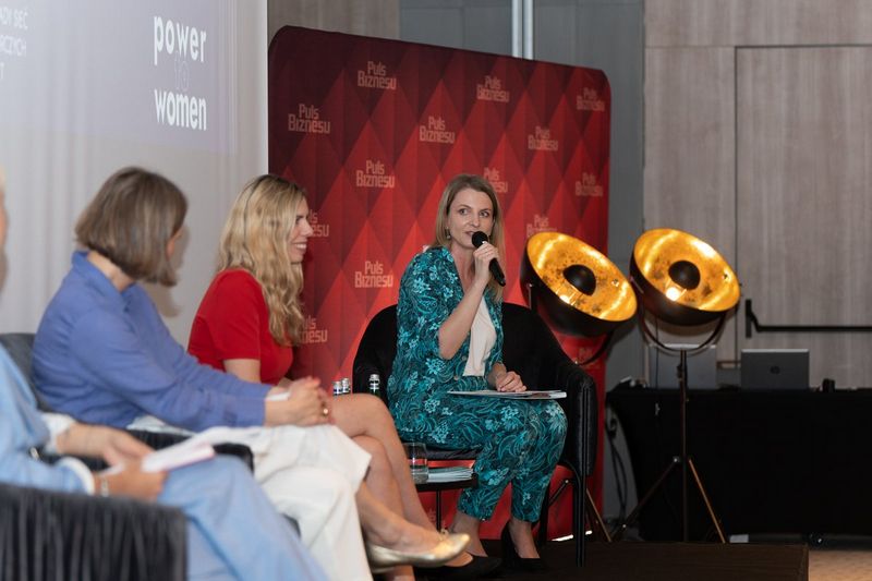 Ola Gościniak moderująca panel „Jak inspirować inne kobiety do podejmowania wyzwań w karierze zawodowej?” podczas IX Power to Women 2024