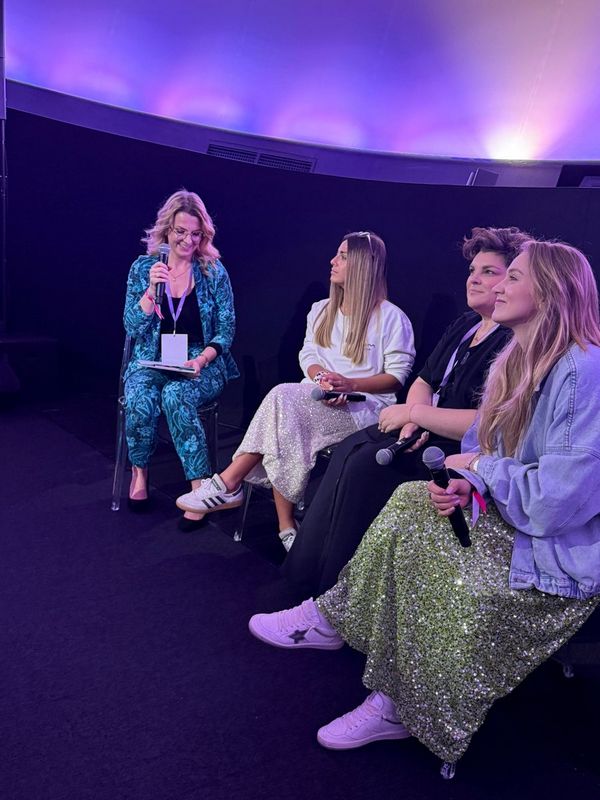 Ola Gościniak prowadzi panel o sprzedaży, marce osobistej i płatnych społecznościach podczas SeeBloggers 2025 w Łodzi