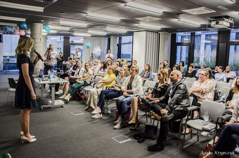 Ola Gościniak podczas spotkania autorskiego wokół książki „Bądź Online”