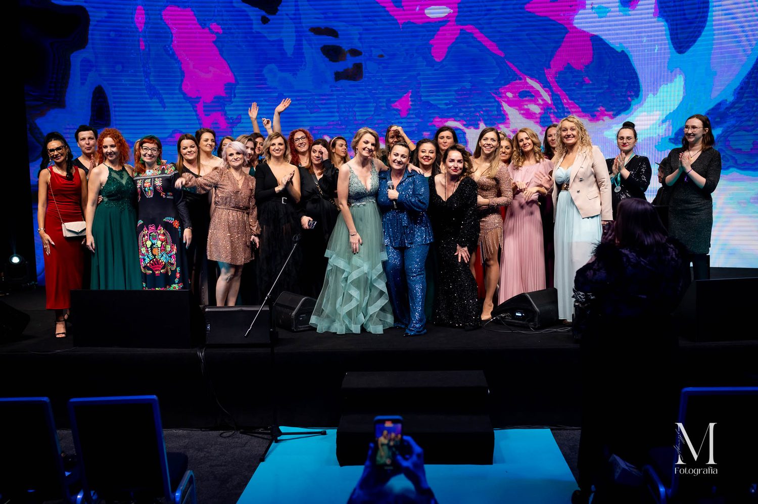 Ola Gościniak ze społecznością przedsiębiorczych kobiet na scenie wydarzenia GIRLBOSSKIE