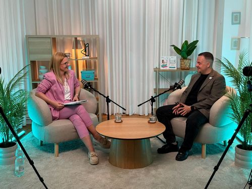 Ola Gościniak podczas nagrania eksperckiej rozmowy z gościem podcastu Michałem Bolkiem z Raynet CRM w ramach współpracy z marką