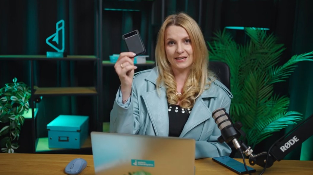 Ola Gościniak pracująca przy laptopie podczas realizacji materiału promocyjnego dla marki