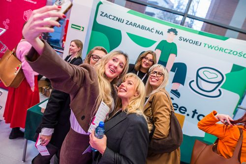 Uczestniczki robiące selfie przy stoisku marki buycoffee.to podczas konferencji GIRLBOSSKIE w Poznaniu