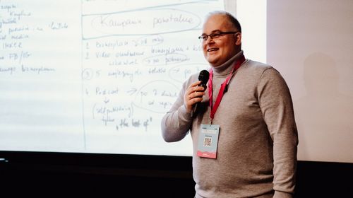 Ekspert marki Imker Krzysztof Bartnik prowadzący prelekcję na konferencji GIRLBOSSKIE